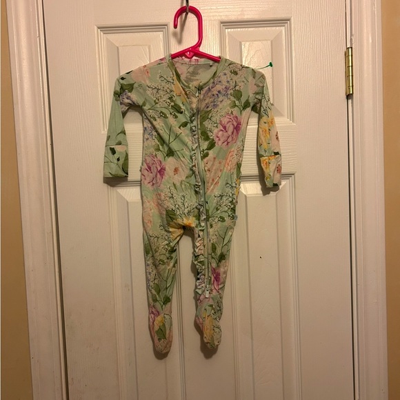 Baby👶🏼Girls👧🏻Bamboo🎋Footie Ruffled Zippered One Piece Erin Floral💐Sz 3-6M - Picture 2 of 11